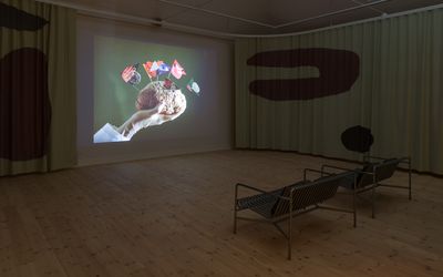 Céline Condorelli: Vært (2019) med film af Jorge Furtado: Ilha das Flores (1989) Courtesy Condorelli og Casa de Cinema de Porto Alegre. Foto: Mikkel Kaldal.