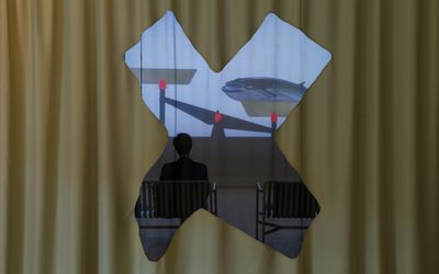 Céline Condorelli: Vært (2019) med film af Jorge Furtado: Ilha das Flores (1989) Courtesy Condorelli og Casa de Cinema de Porto Alegre. Foto: Mikkel Kaldal.