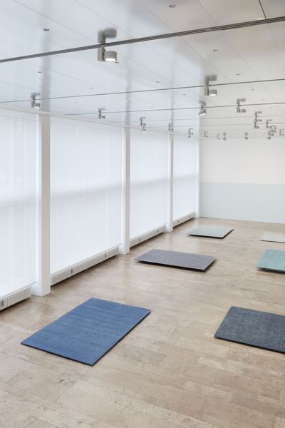 Barbara Bloom, installation view: The Weather, 2016–17, Capitain Petzel, Berlin. Courtesy Capitain Petzel, Berlin and Galerie Gisela Capitain, Cologne. Foto: Anna.k.o.