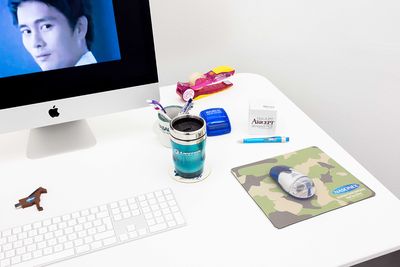 Billede: Maryam Jafri, Home Office ft. Angola, Iraq, Vietnam, Vicodin, 2021 (detalje), Skulpturel installation bestående af iMac-computer, computerbord, kontorstol, kontorartikler, HD-video (farve, med lyd, 14 min.), Variable dimensioner. Værket er venligst stillet til rådighed af kunstneren og La Veronica Gallery, Modica.