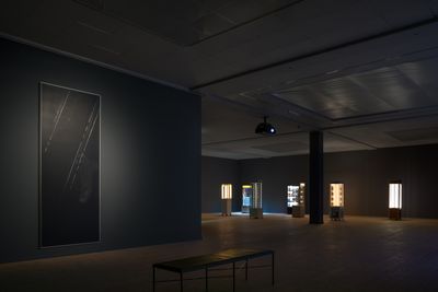 Billede: Installationsfoto, Simon Dybbroe Møller, Hypnic Jerk, Kunsthal Aarhus, 2023. Foto: Jacob Friis-Holm Nielsen.