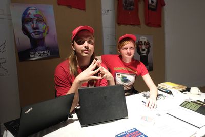 Billede: Benjamin Asger Krog Møller, Marcel Proust og Asker Bryld Staunæs, Notes for supplement existing knowledge, Gathering II, ComputerLars / the synthetic, Kunsthal Aarhus, 2024. Foto: Carsten Rabe.