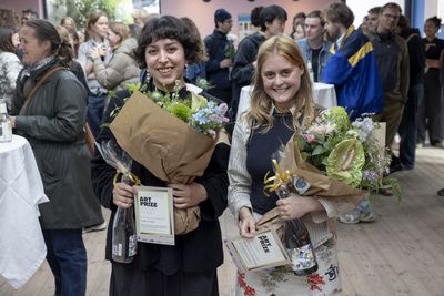 Image: Winner of the Solo Prize Aysha Amin (left) & winner of the Talent Prize Agnes Olivia Schyberg (right), Aarhus Art Prize 2025. Photo: Casper Dalhoff.