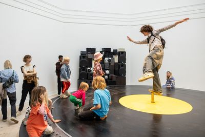 Billede: Åbningen af Kristoffer Ørum & Emilio Hestepis, Aarhus’er #1, Kunsthal Aarhus, 2025. Foto: Jakob Bekker-Hansen.