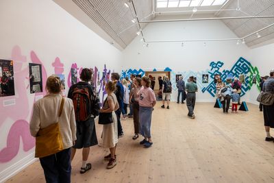 Billede: Åbningen af Kristoffer Ørum & Emilio Hestepis, Aarhus’er #1, Kunsthal Aarhus, 2025. Foto: Jakob Bekker-Hansen.