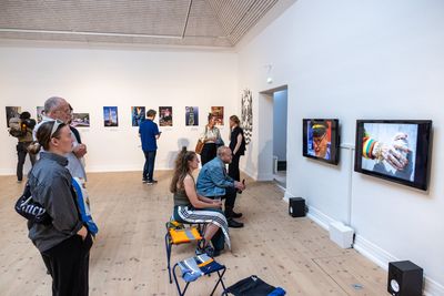 Billede: Åbningen af Kristoffer Ørum & Emilio Hestepis, Aarhus’er #1, Kunsthal Aarhus, 2025. Foto: Jakob Bekker-Hansen.