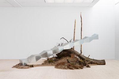 Mikkel Carlsen, Hands forming a heart to say goodbye. Foto: Mikkel Kaldal